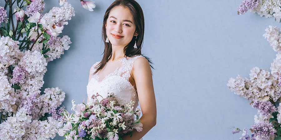                    ブーケを抱えて微笑む新婦様
