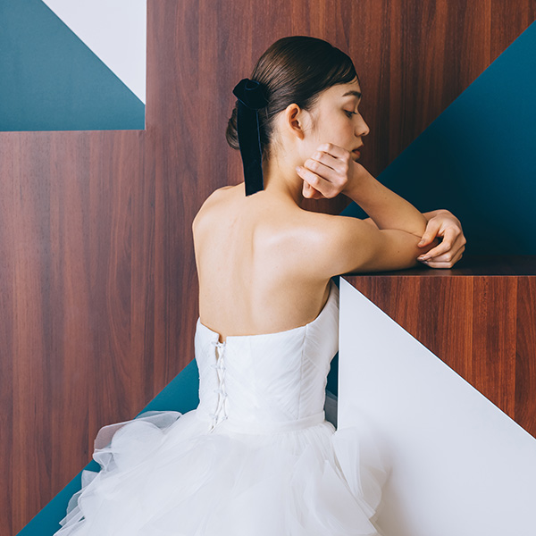                     アンニュイな表情をした新婦様のバックショット