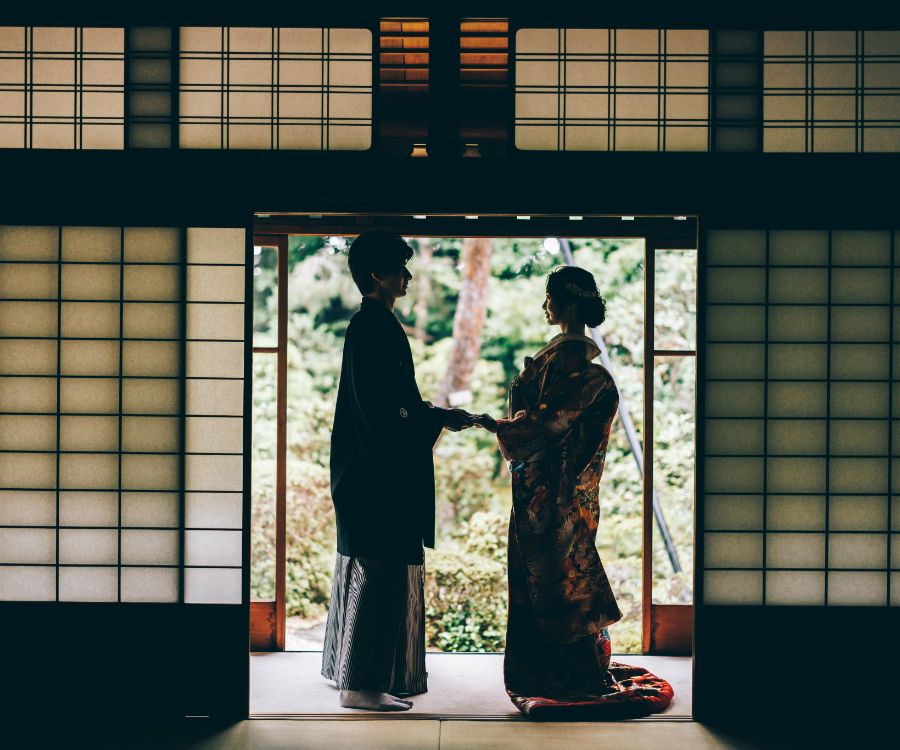 広縁で向かい合う新郎新婦様のシルエットショット