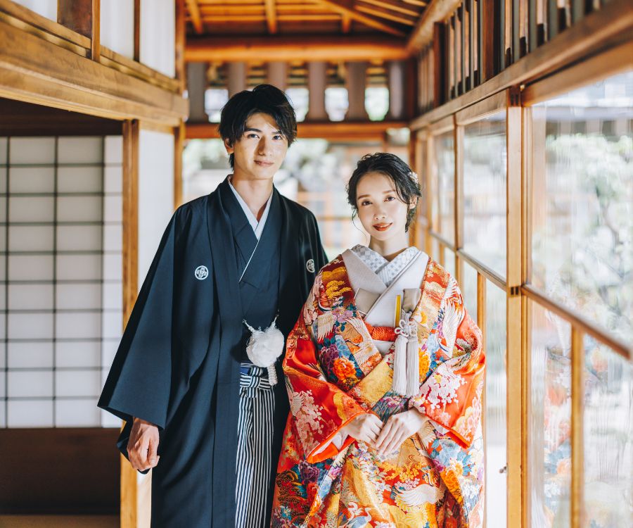 広縁で寄り添う新郎新婦様