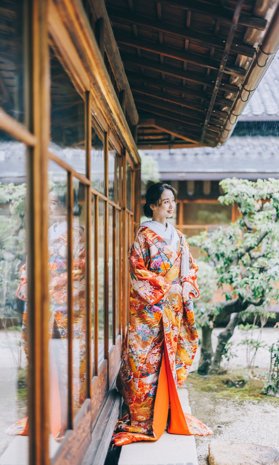 縁側の下で景色を楽しむ新婦様ソロショット