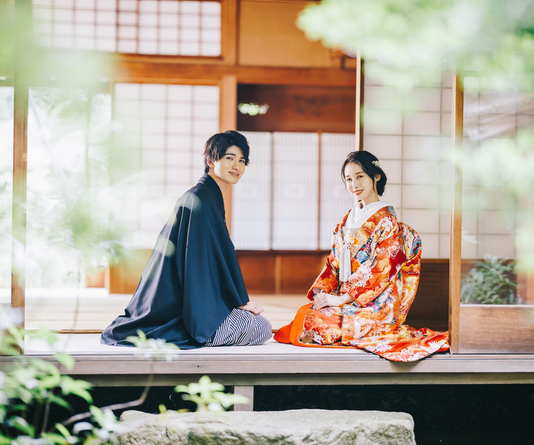 縁側で向かい合う新郎新婦様の和装前撮り