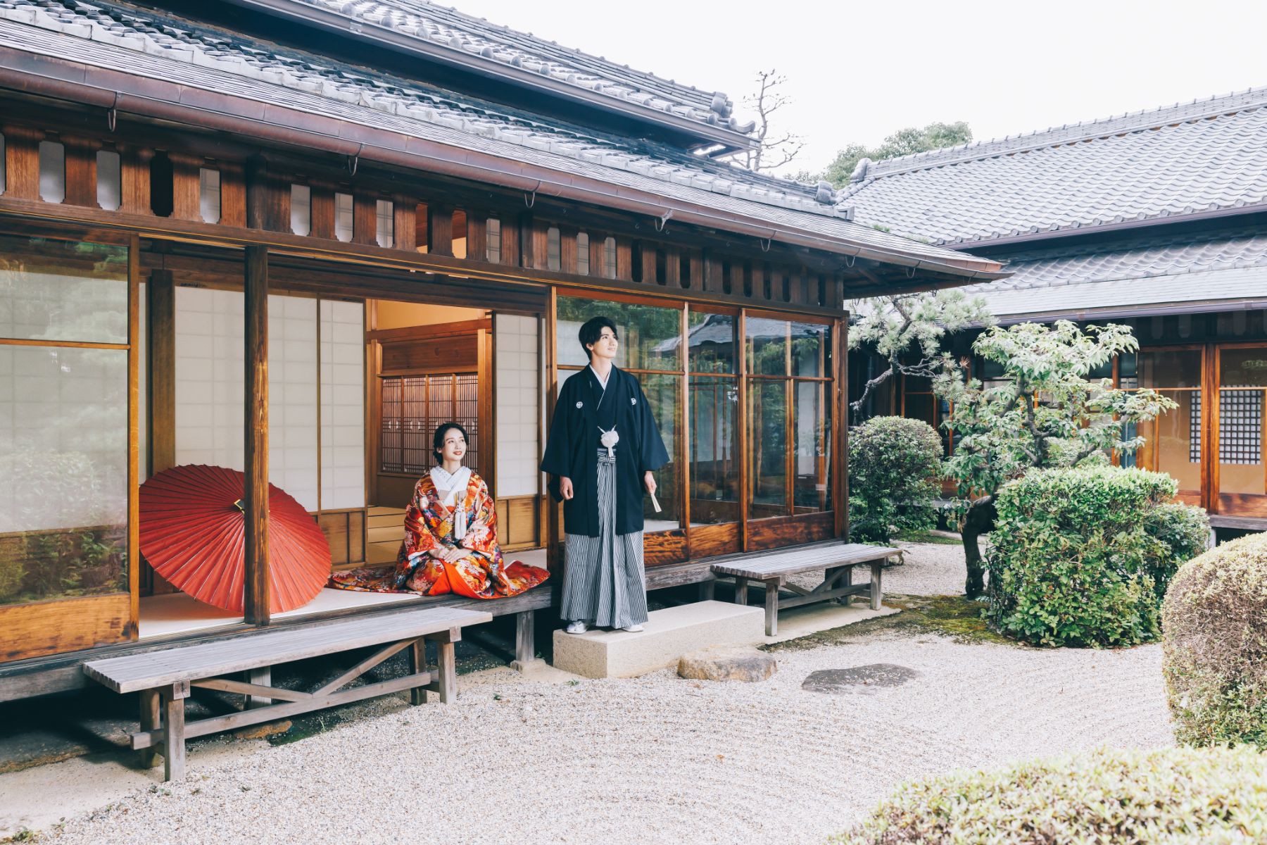 和室で正座をして微笑む新郎新婦様の和装前撮り