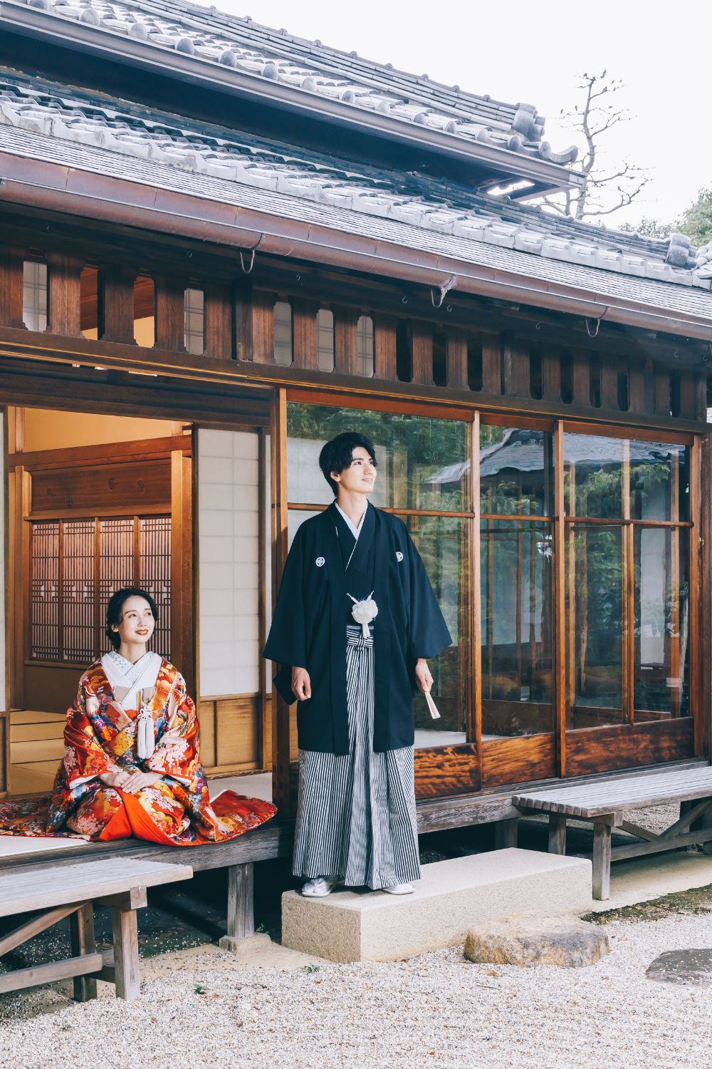 縁側から風景を楽しむ新郎新婦様の和装前撮り