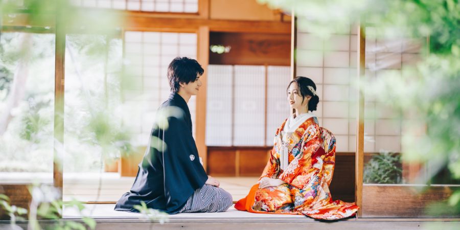 東山荘の縁側で向かい合う新郎新婦様