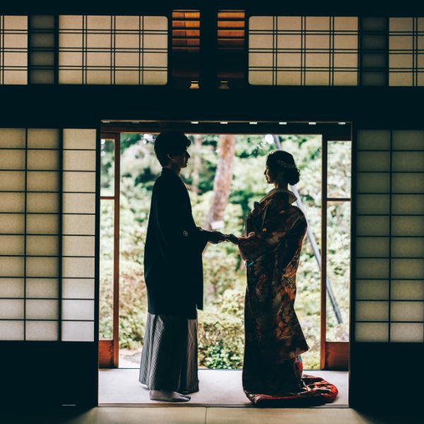 障子をバックに手を繋ぐ新郎新婦様のシルエットショット