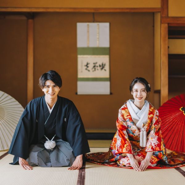 和室で座礼をする新郎新婦様