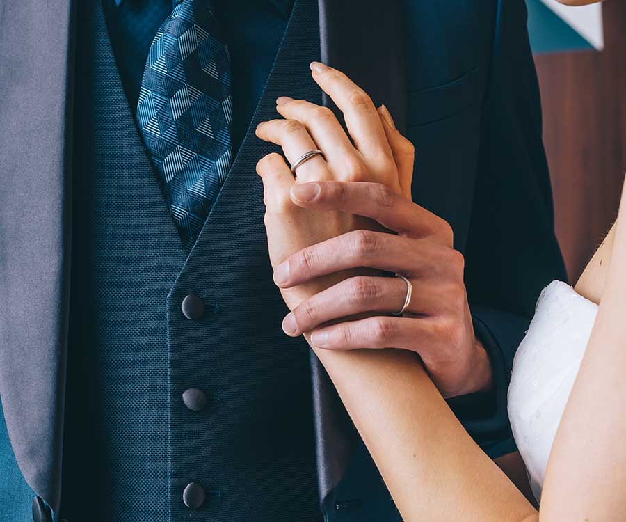                     新婦様の手を優しく握る新郎様のお手元ショット
