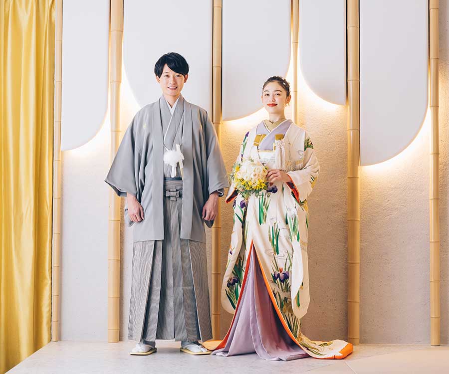                     和装が映える背景セットの前で佇む新郎様新婦様の結婚写真