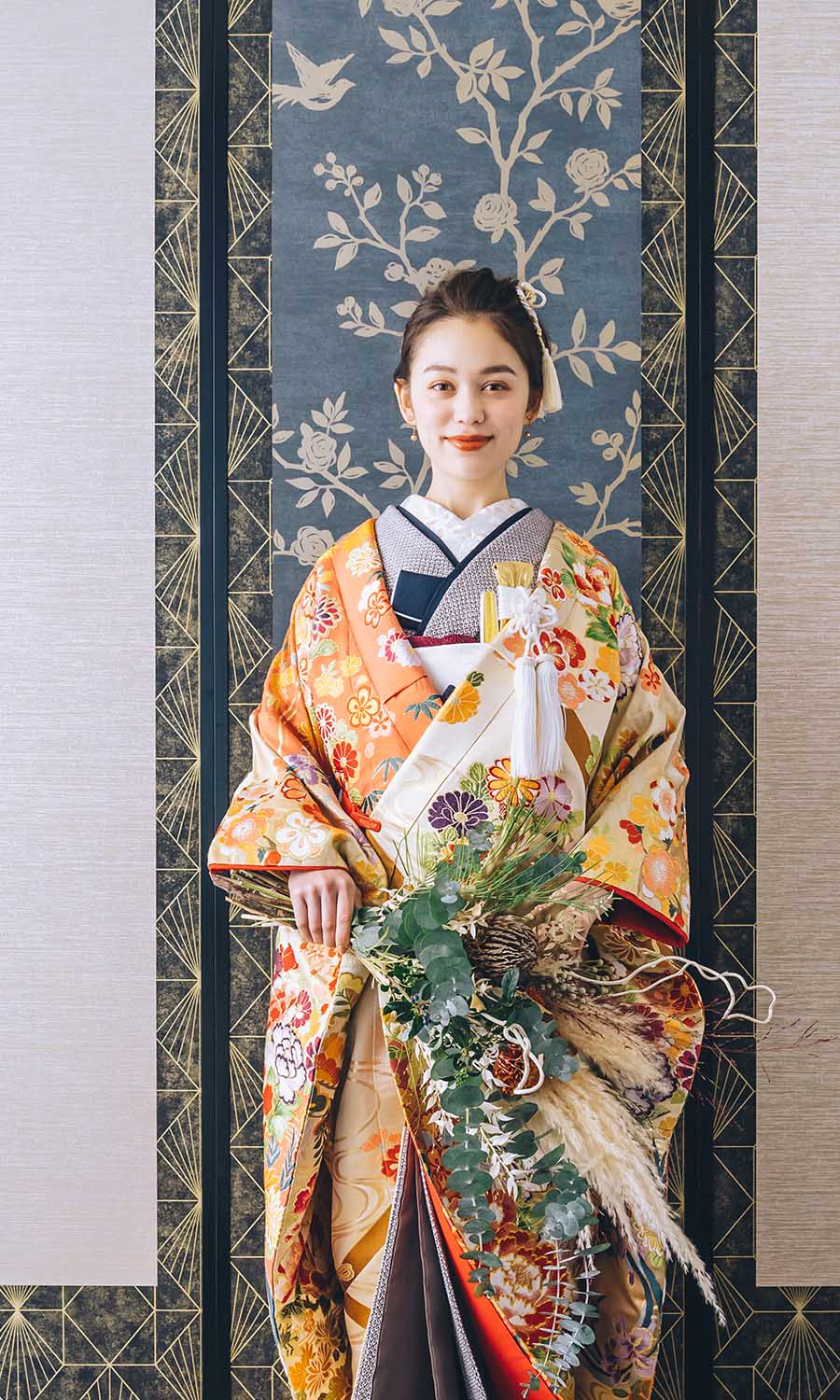                     花束を持って微笑む色打掛を着た新婦様のソロショット