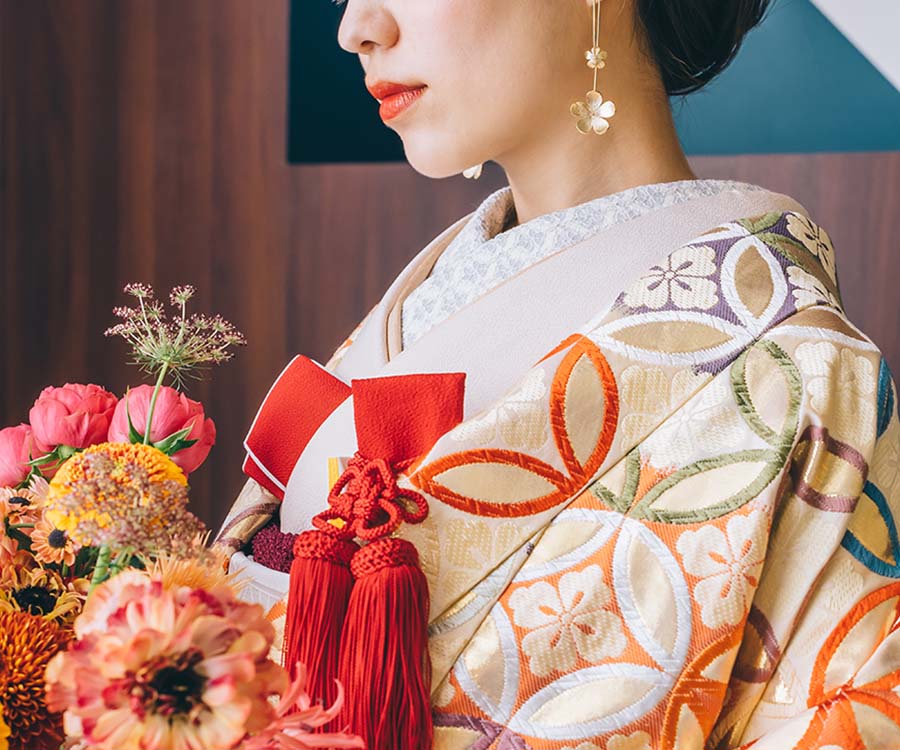                     色打掛を着た新婦様の胸元ショット