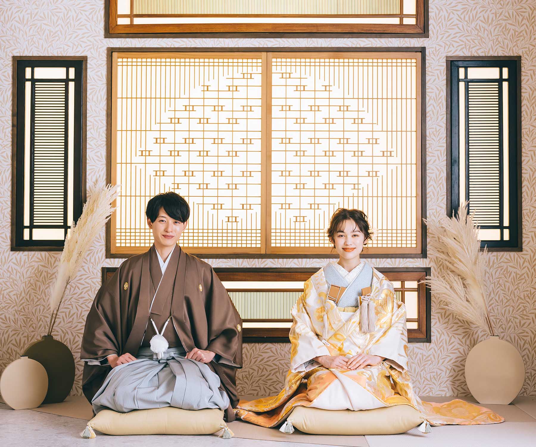                     伝統的な和室で正座をする新郎新婦様の和装前撮り