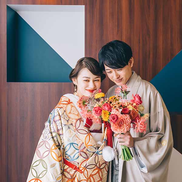                     一緒に花束を持って微笑む新郎新婦様の和装前撮り