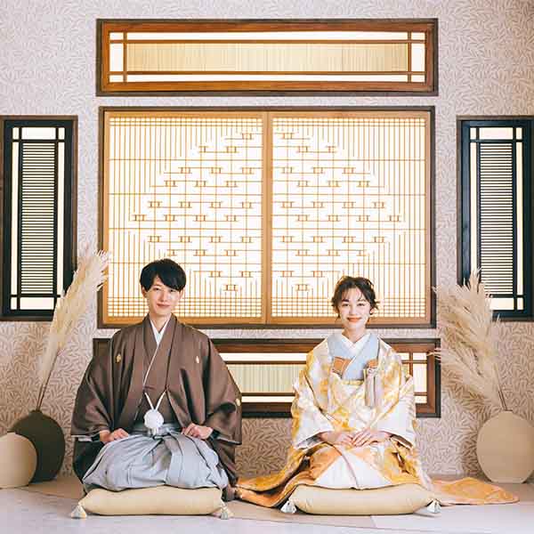                     伝統的な和室で正座をする新郎新婦様の和装前撮り