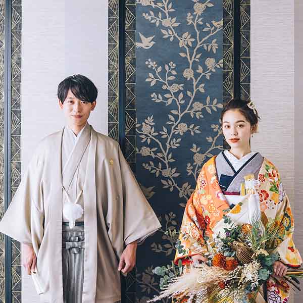                     凛々しい表情をした新郎新婦様の和装前撮り