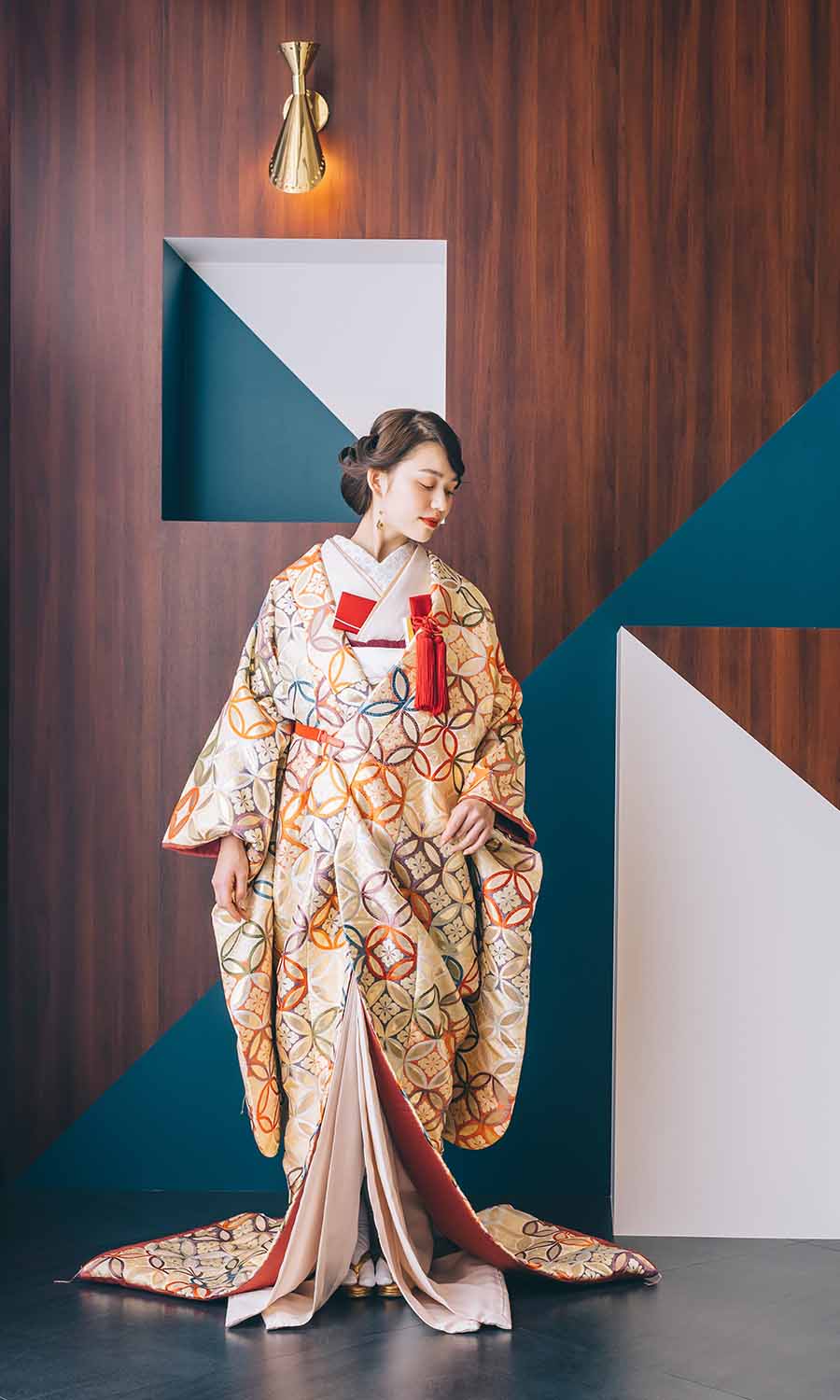                     青と白のコントラストが美しい背景セットでポーズをとる新婦様の和装全身ショット