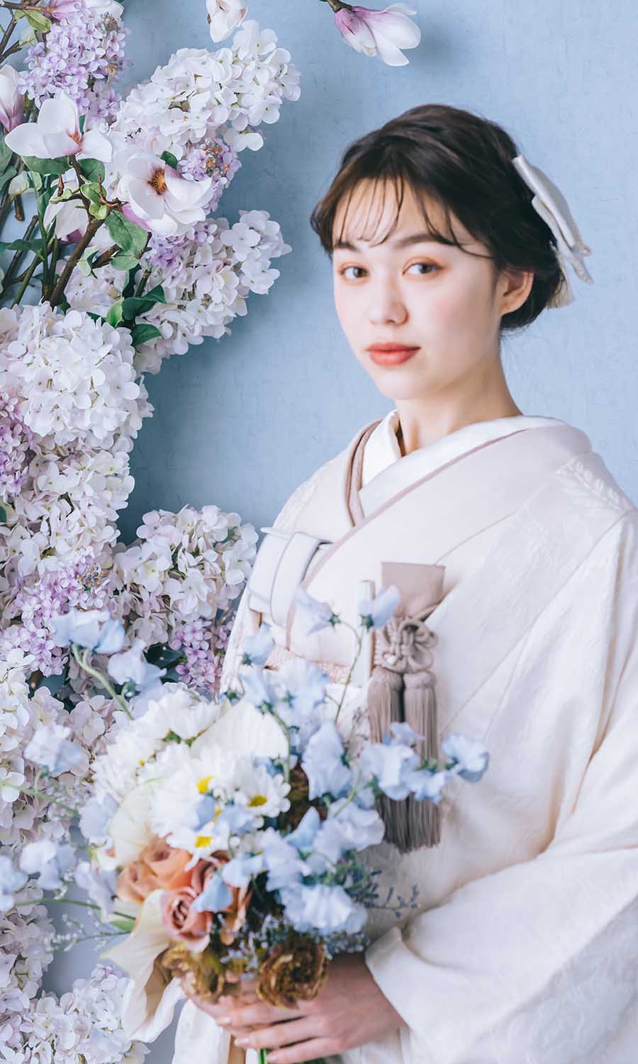                     アサガオをバックにこちらを見つめる白無垢を着た新婦様のソロショット