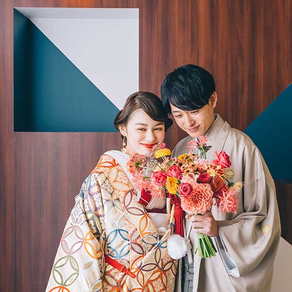                     ブーケを持って微笑む新郎新婦様の和装前撮り