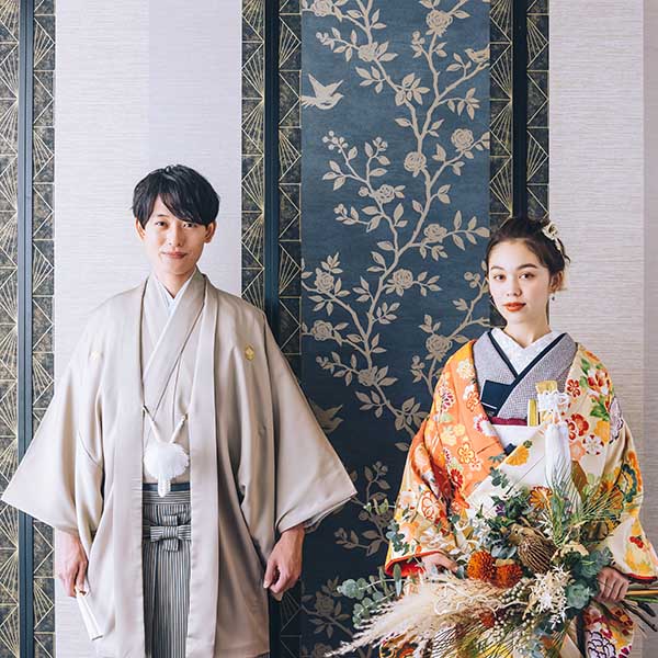                     東洋独特のデザインを取り入れた背景に和装がマッチした新郎新婦様の和装前撮り