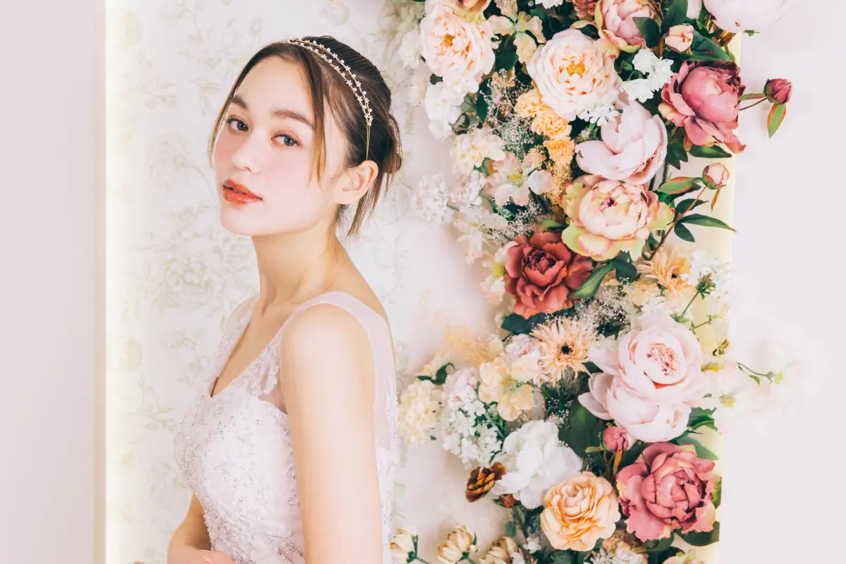 お花がワンポイントの新婦様ソロショット