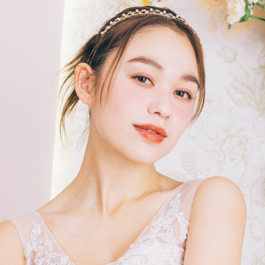 様々な種類のコスメ・メイク道具が並べられた様子