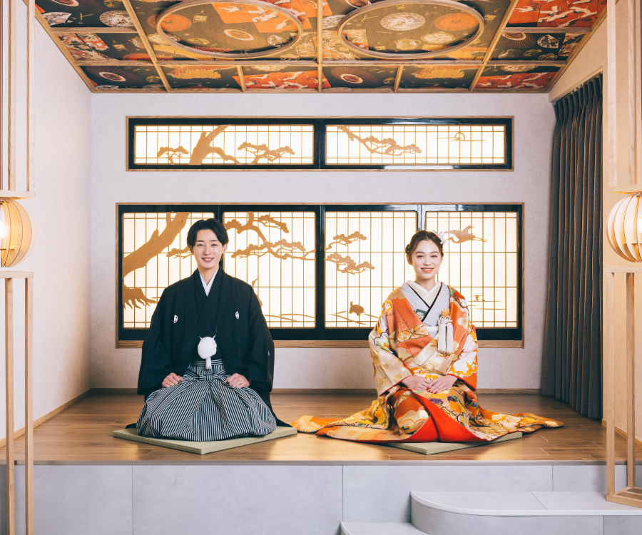                灯篭の様な背景セットをバックに凛々しい表情をした新郎新婦様の和装前撮り     