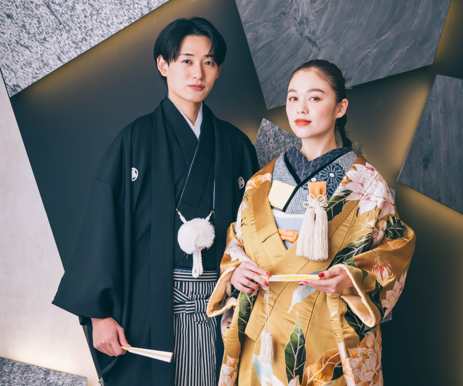                連なる提灯の隣で花束を持って微笑む新婦様のソロショット     