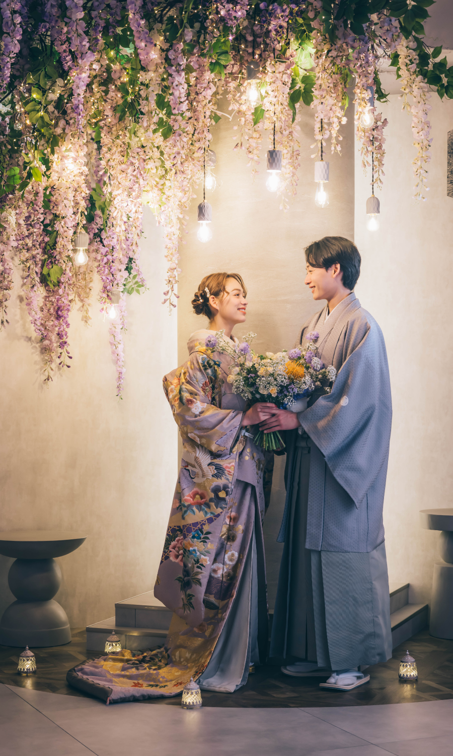                ラグジュアリーホテルのような背景セットに佇む新婦様の和装全身ショット     