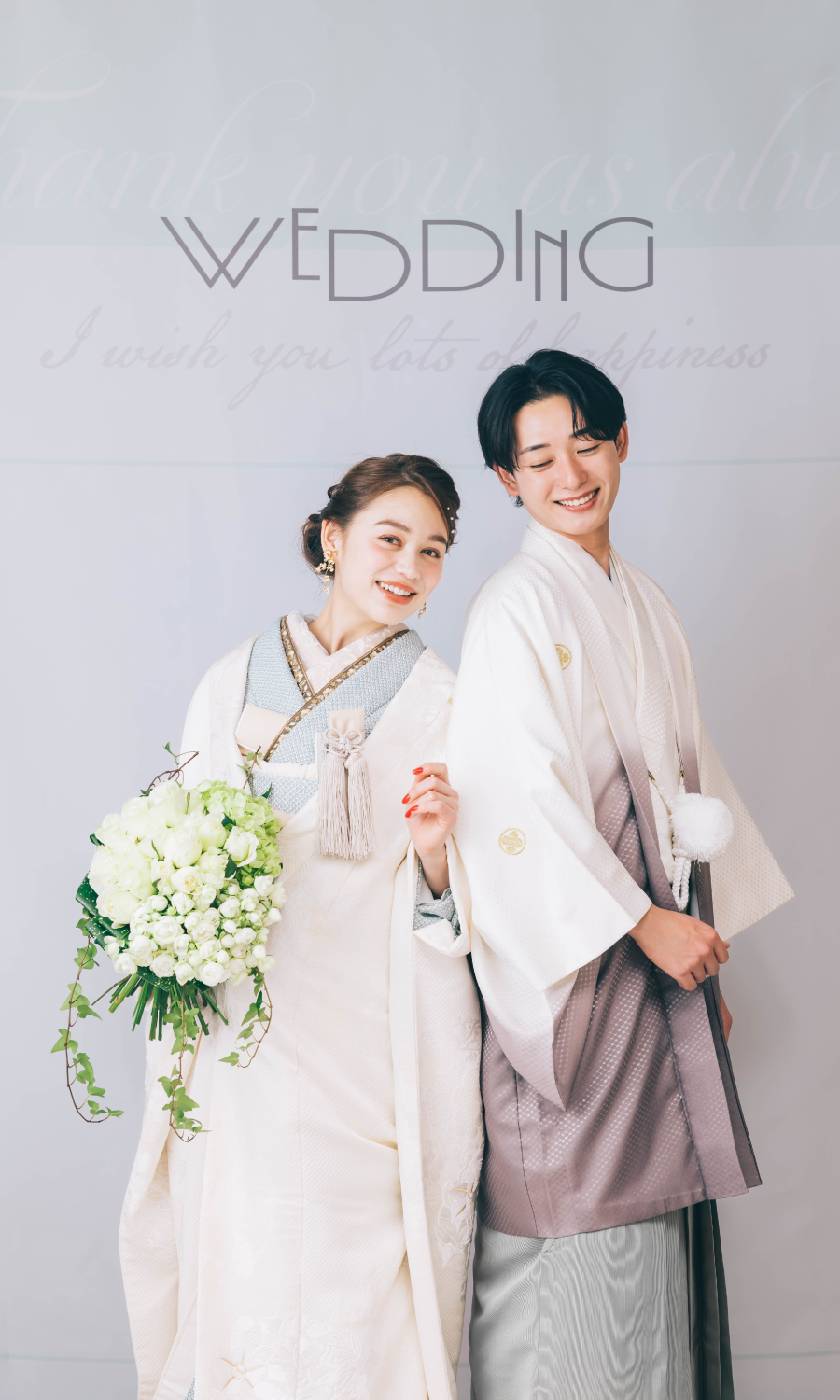                和モダンな背景セットをバックに上品な佇まいをした新郎様の和装前撮り     