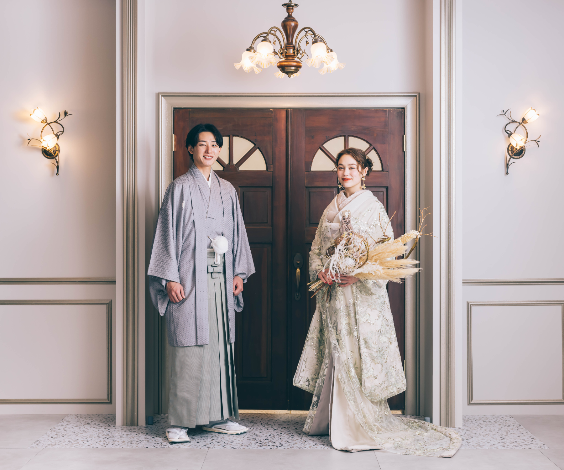                伝統的な和室で向かい合う新郎新婦様の和装シルエットショット     