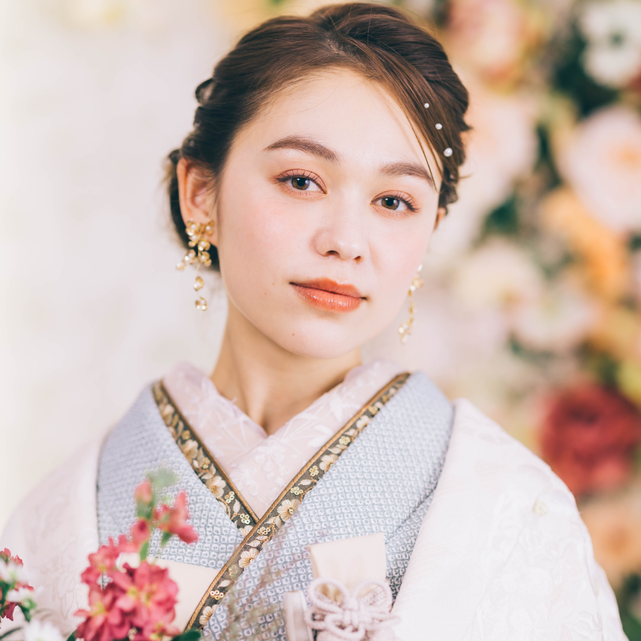 様々な種類のコスメ・メイク道具が並べられた様子