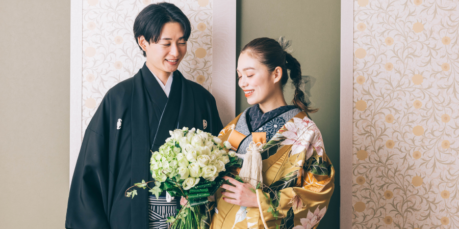                ブーケを持って微笑む新婦様を優しく見つめる新郎様     