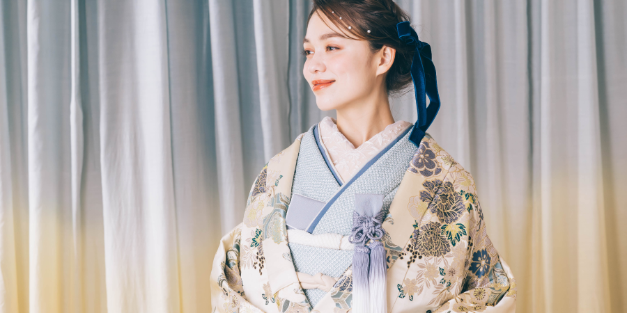                濃淡のあるピンク色のバラをバックに微笑む新婦様     