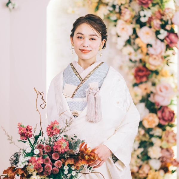                重厚感のある伝統的な和室で座礼をする新郎新婦様の和装前撮り     