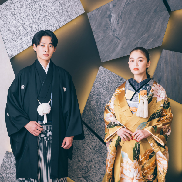                異国情緒を感じさせる背景セットに袴・色打掛がマッチした新郎新婦様の結婚写真     