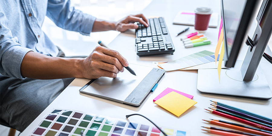 モニターと向き合いながら写真を修正している様子