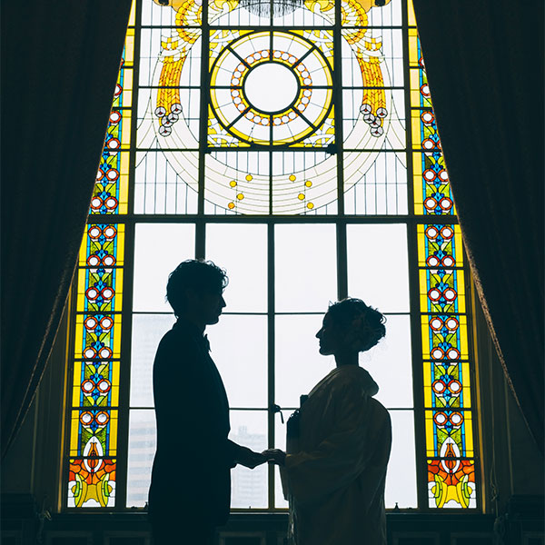 クラシカルな扉の前でポーズを撮る新郎新婦様のウェディングフォト