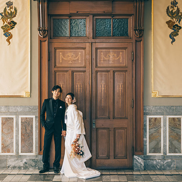 大阪市中央公会堂で撮る新郎新婦様の全身ショット