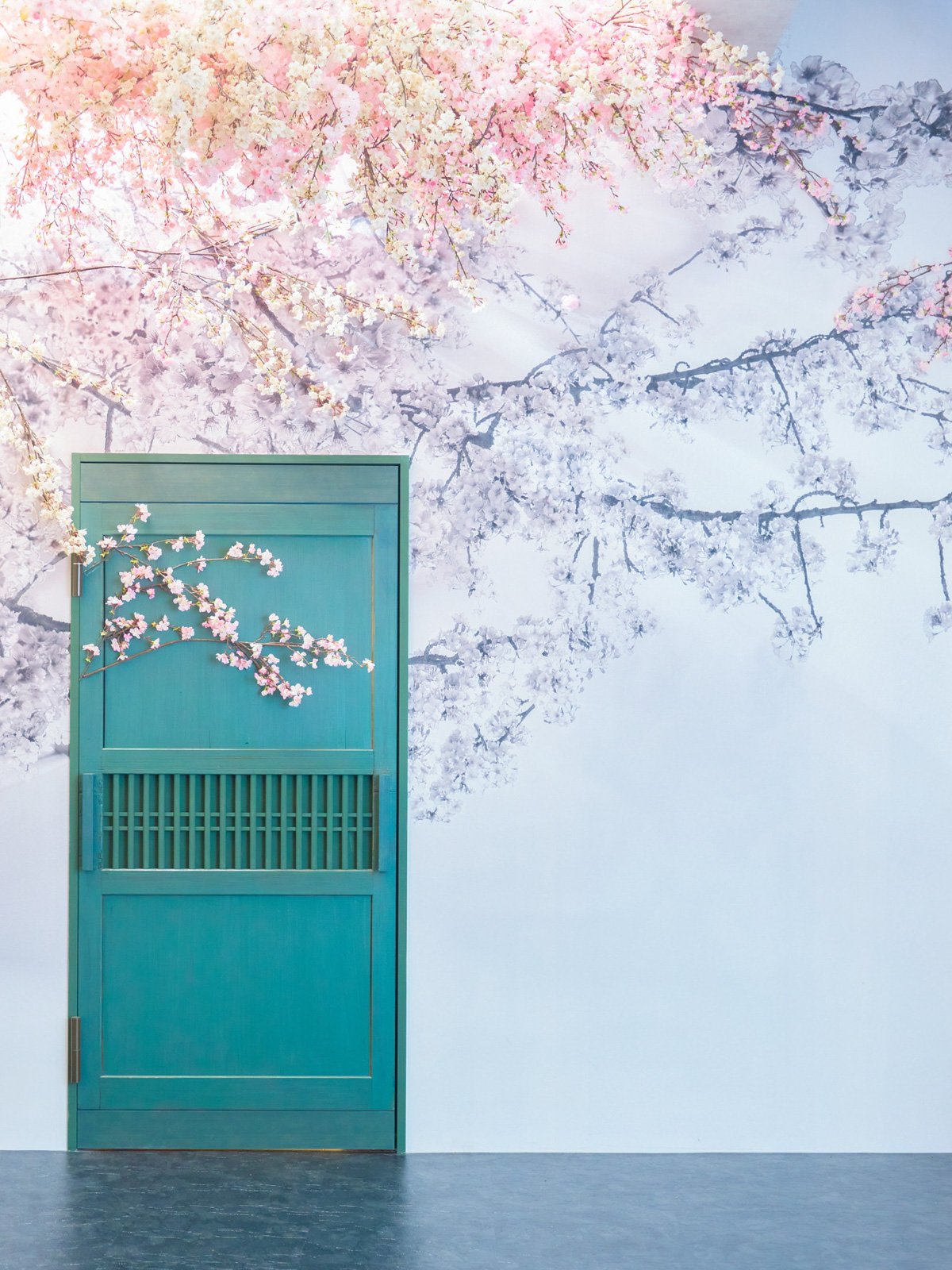 壁面に描かれた桜に立体の造形美が織りなすセンチメンタルなスタジオ