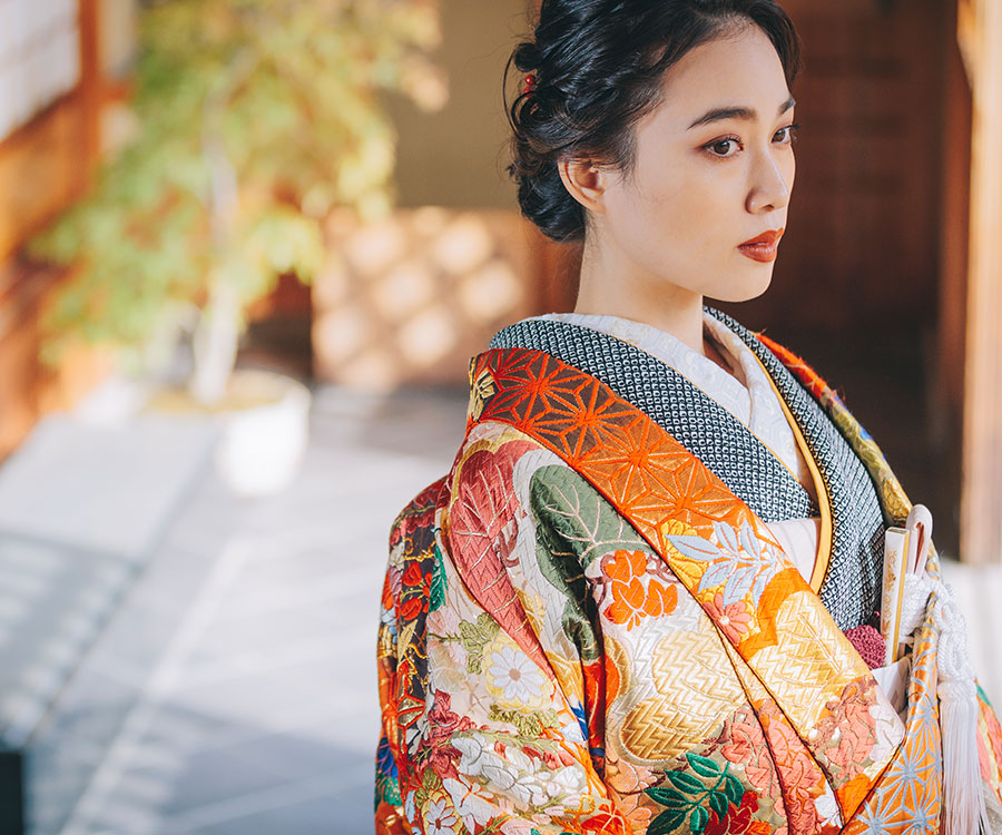 白い和傘で相合傘をする新郎新婦様のロケーションフォト