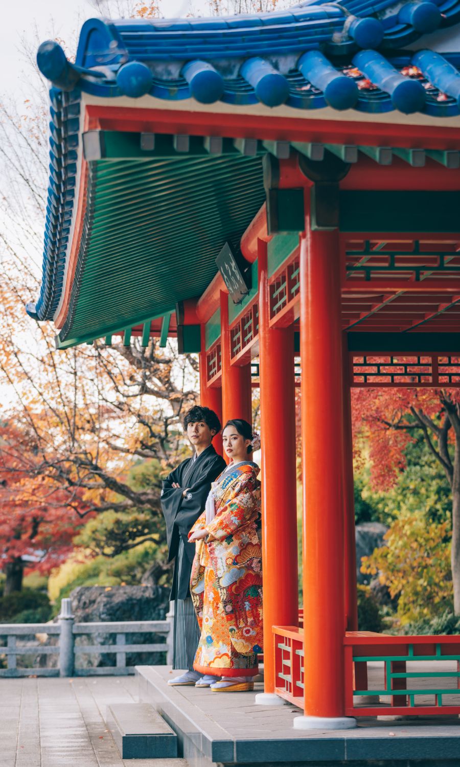 甘泉殿の下で凛々しい表情をする新郎新婦様の和装前撮り