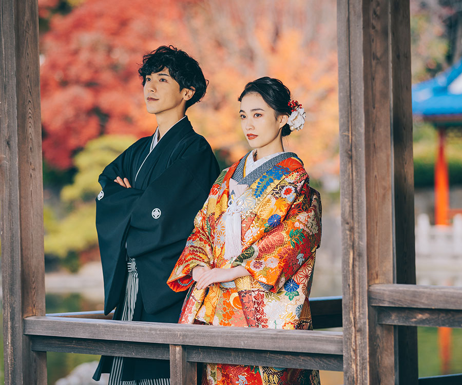 紅葉に囲まれた新婦様のソロショット