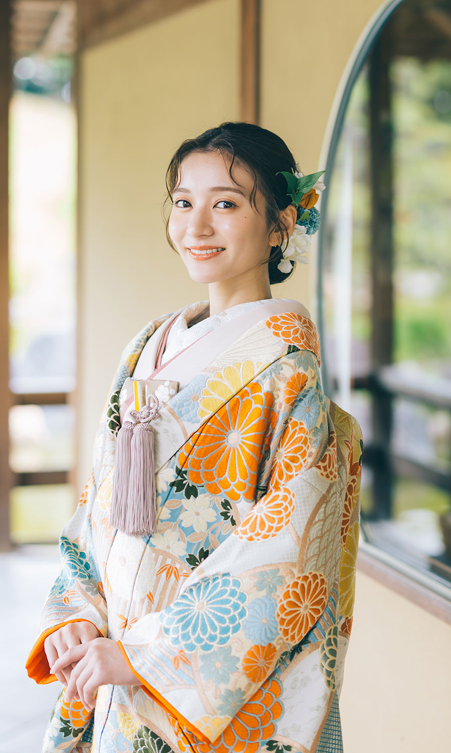 色打掛を着て微笑む新婦様のソロショット