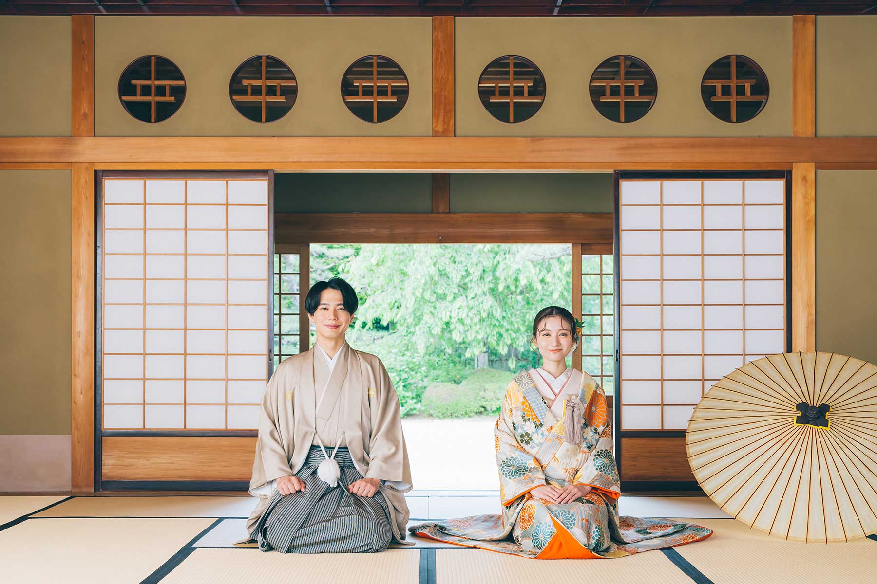 美しい紅葉をバックに和傘をさした新婦様のソロショット