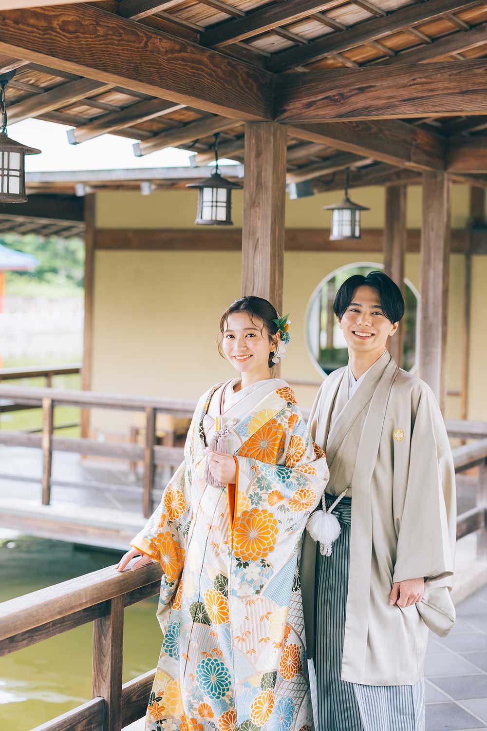 美しい紅葉をバックに和傘をさした新婦様のソロショット