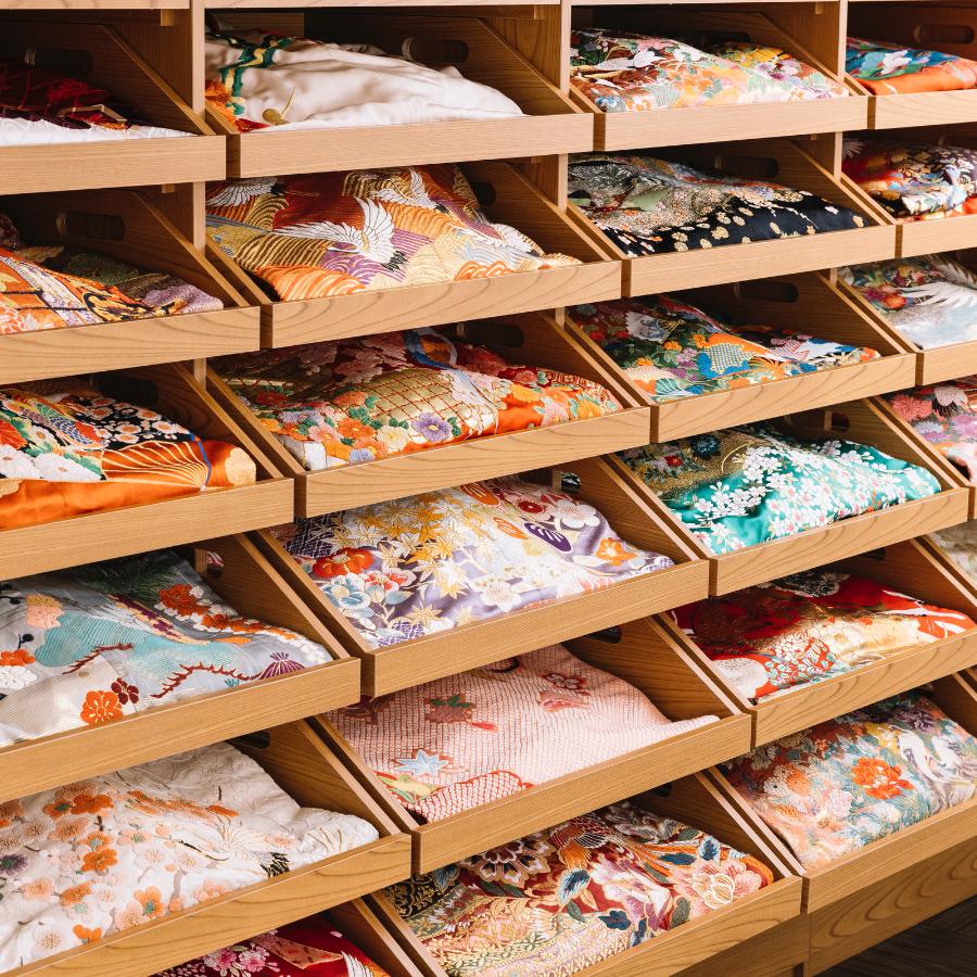 ドレスが吊るされたメイクルームの様子