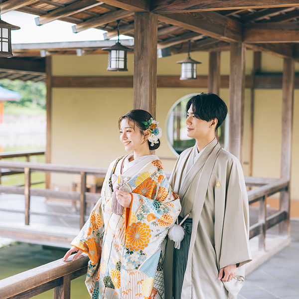 甘泉殿の下で凛々しい表情をする新郎新婦様の和装前撮り