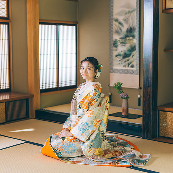 ダイナミックな紅葉をバックに遠くを眺める新婦様のソロショット