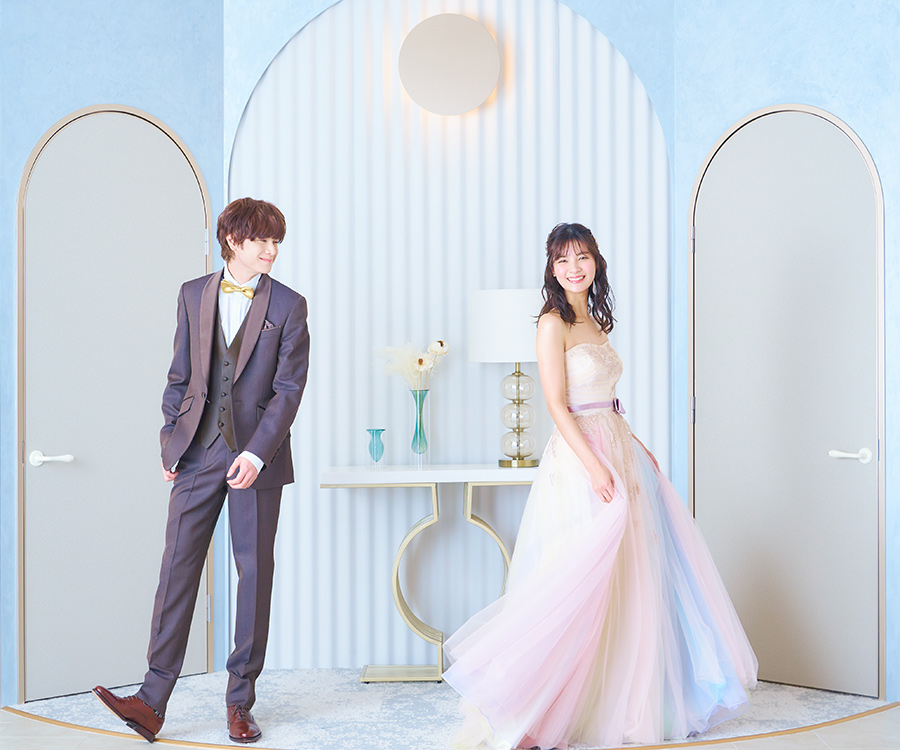           楽しそうに微笑む新郎新婦様の結婚写真          