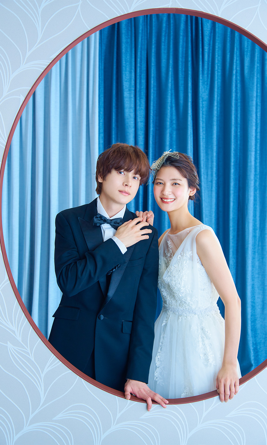           笑顔の新婦様の手を取る新郎様のウェディングフォト          